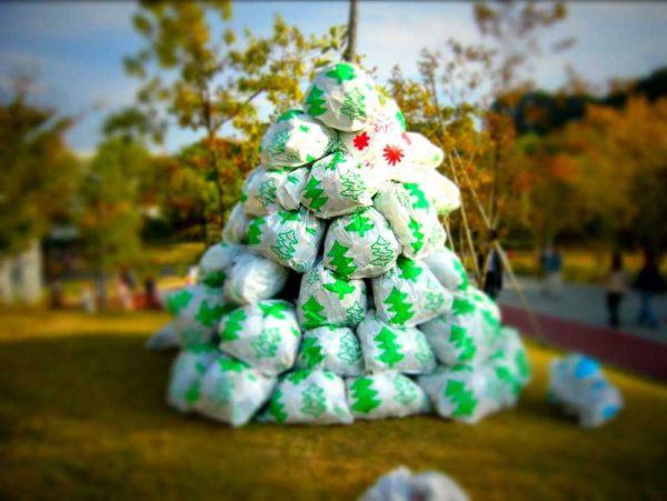 Garbage Bag Art Work : Sacs poubelle sapin