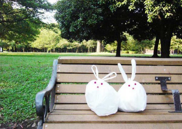 Sacs poubelle lapin sur un banc